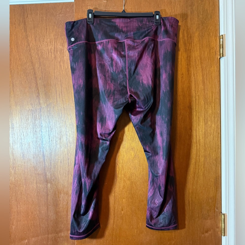 🌹 Zella Maroon and Black Leggings size 2X - Picture 2 of 3